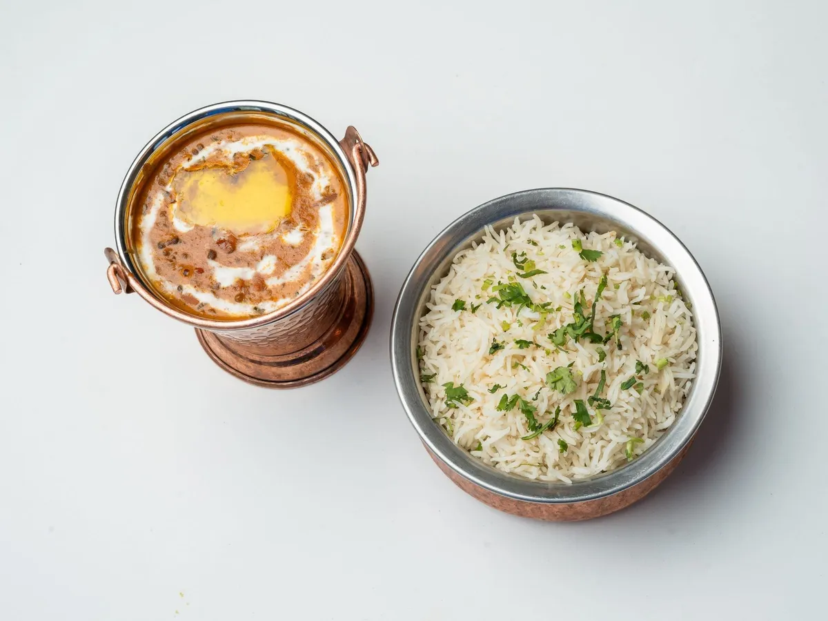 Langsam geschmortes Dal Makhni mit einem Sahnestrudel