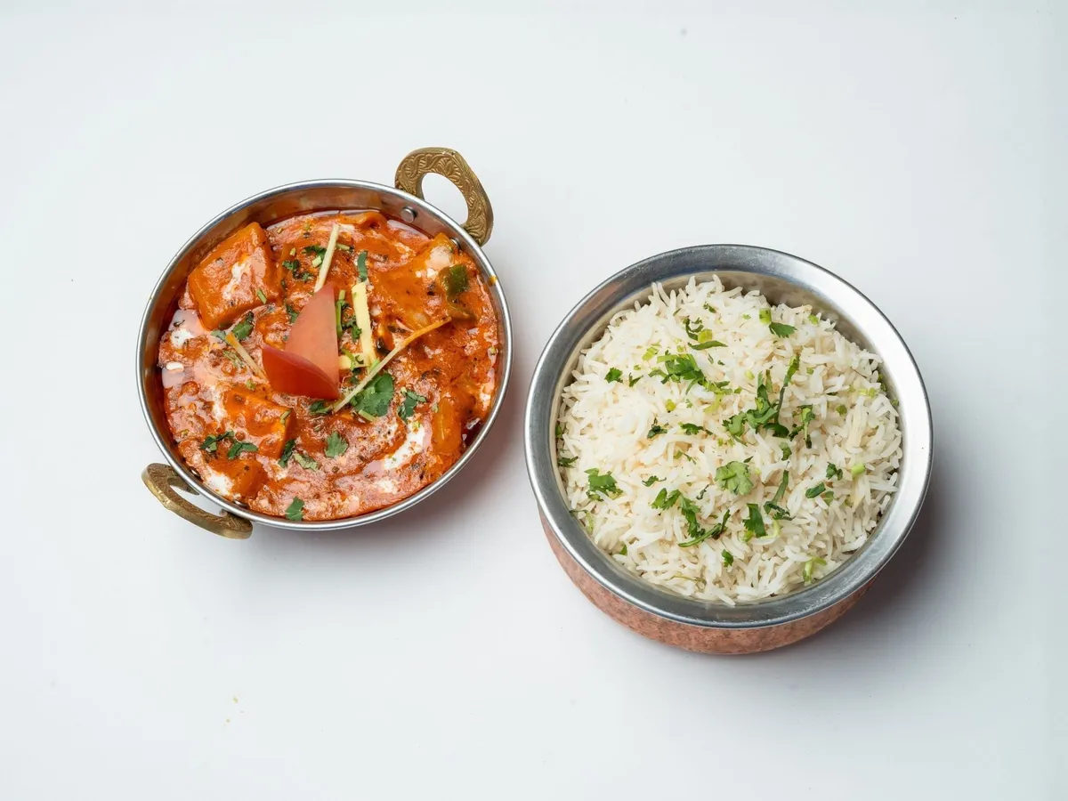 Kadhai Paneer mit Paprika und Zwiebeln in würziger Masala