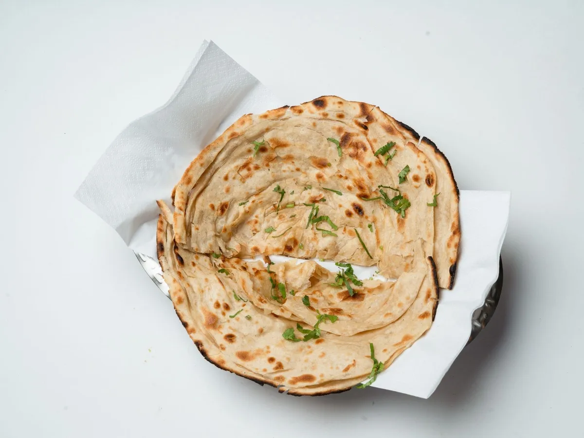 Blättriges Lacha Paratha, aufgerissen
