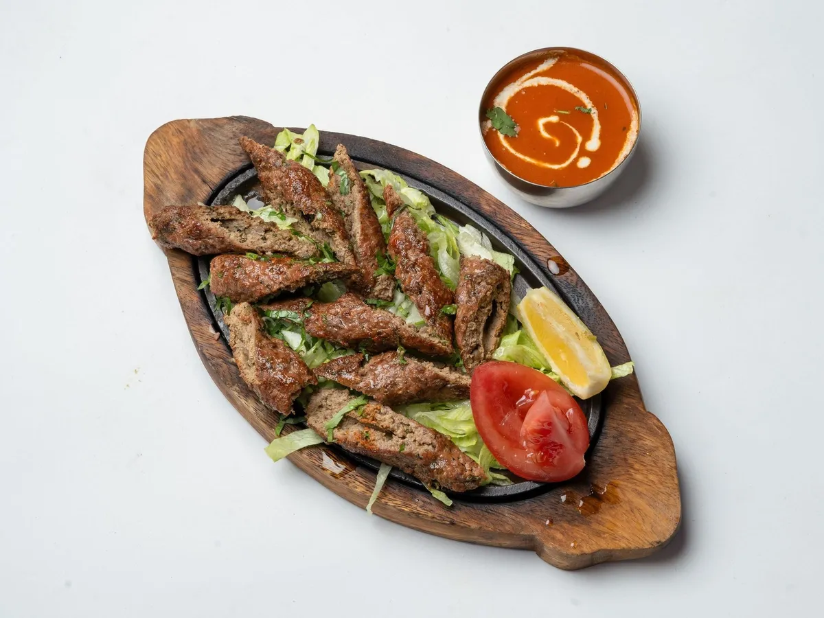 Lamm-Seekh-Kababs, kross gegrillt und saftig