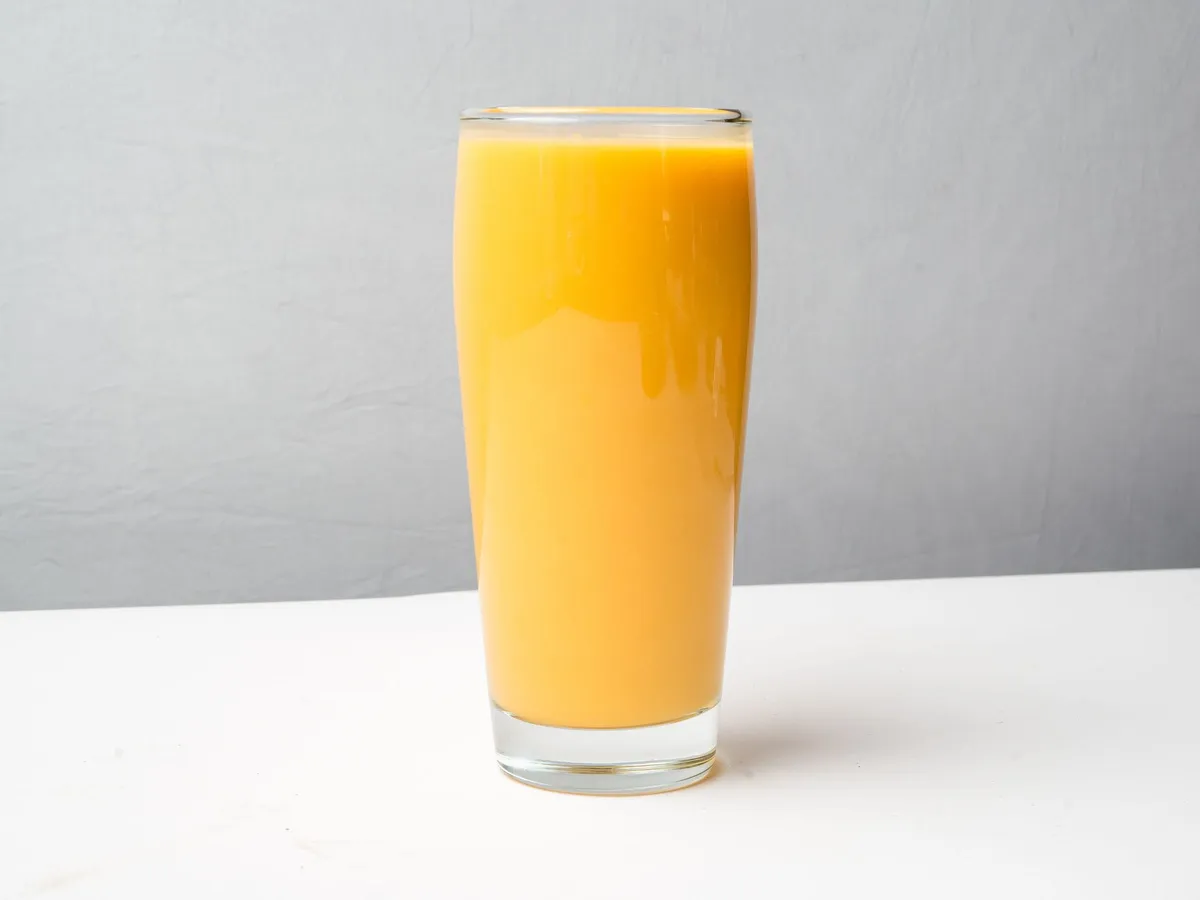 Gekühlter Mango Lassi im hohen Glas