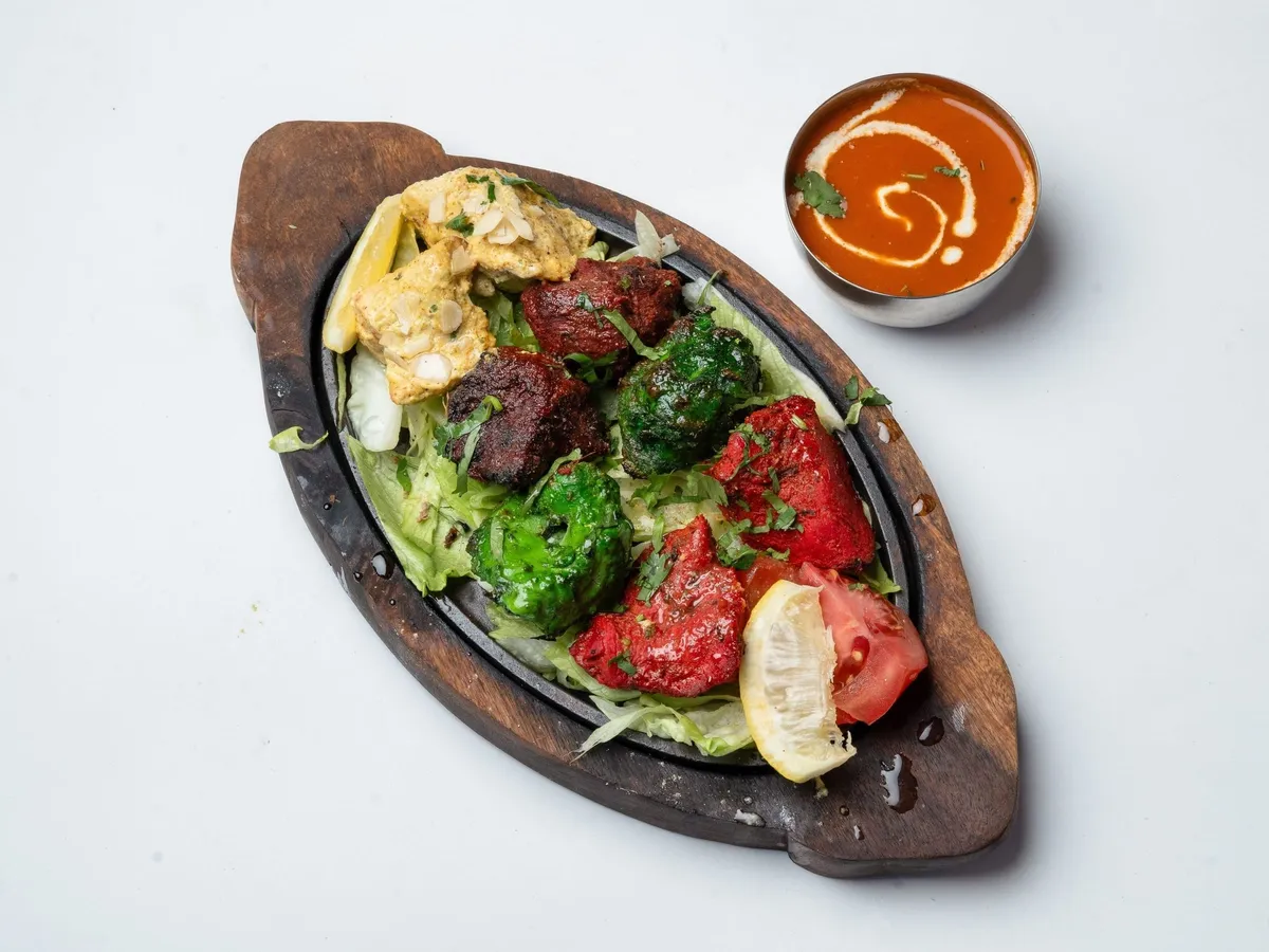 Mix Grill mit Hähnchen, Lamm und Paneer auf einer Platte