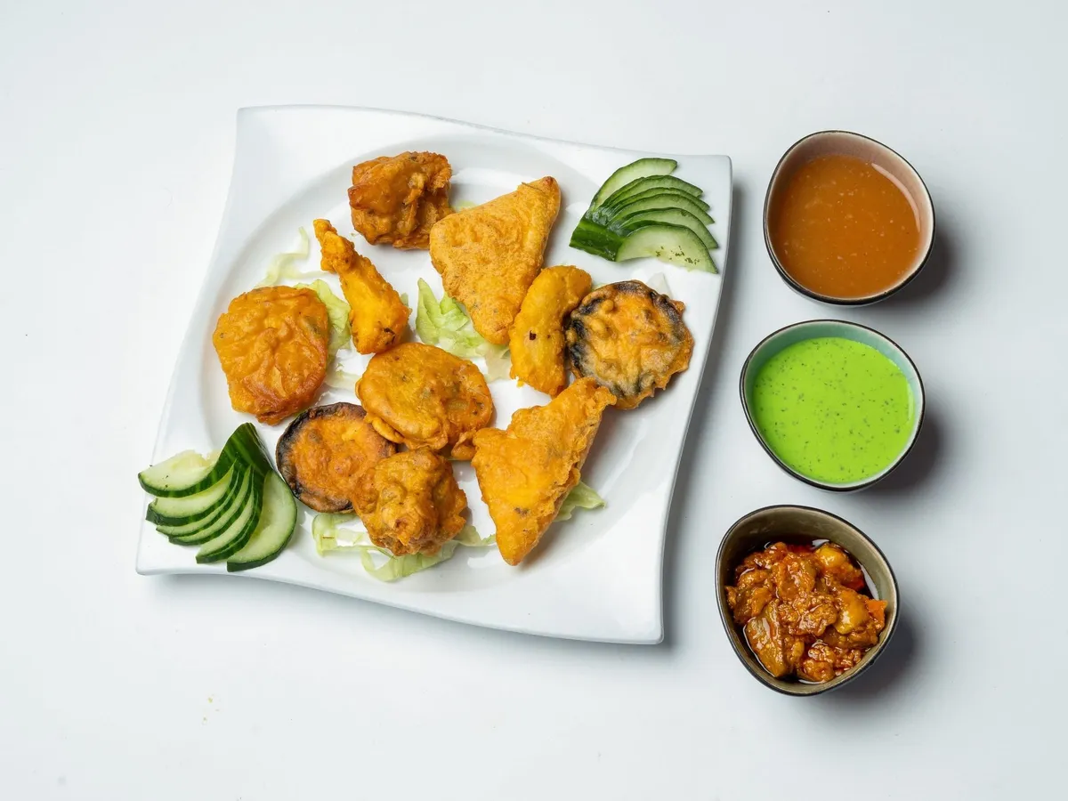 Knusprige gemischte Gemüse-Pakoda mit Minz-Chutney