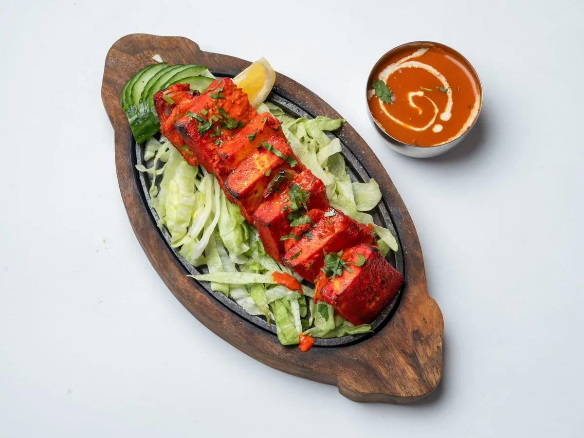 Tandoori Paneer Tikka mit Paprika, an den Rändern geröstet
