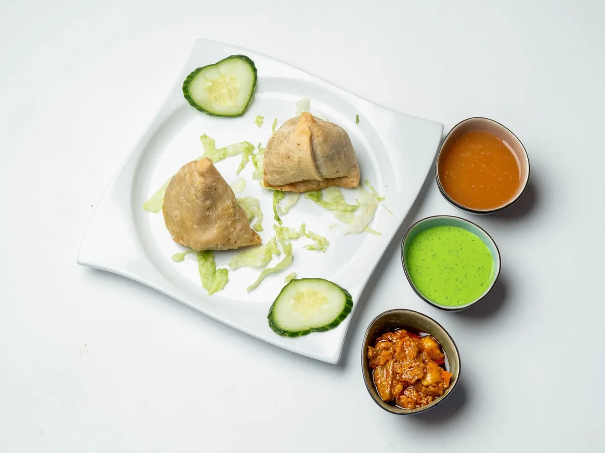 Goldbraun frittierte Samosas mit knuspriger Teighülle