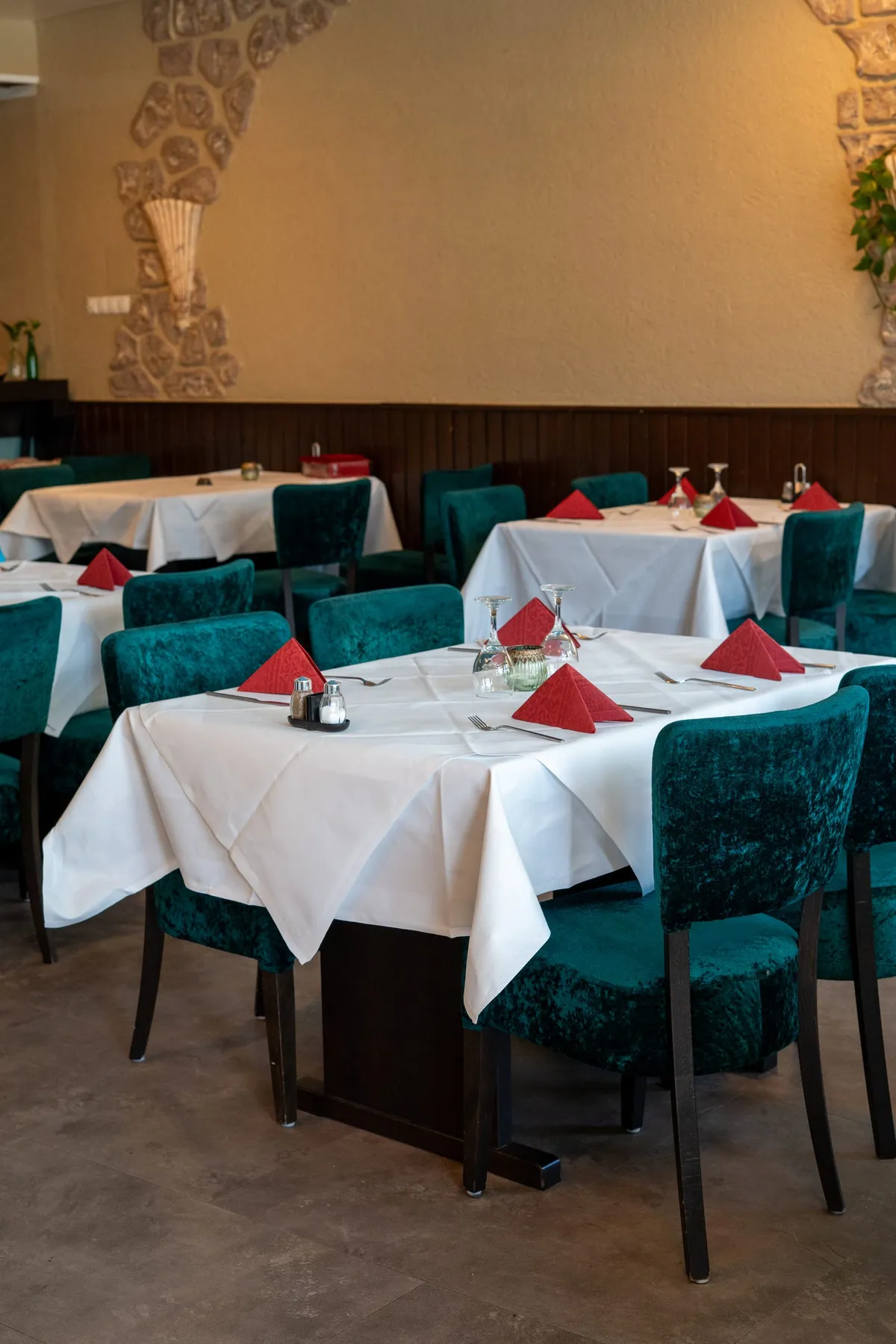 Weiter Blick in den Gastraum des Indian Grill House