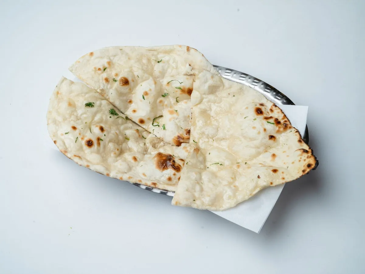 Frisches Tandoori-Naan mit Butter bestrichen