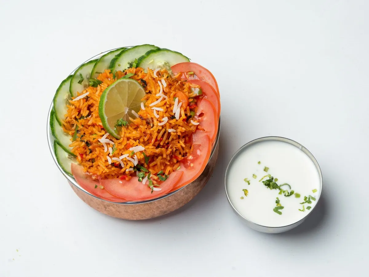 Duftendes Gemüse-Biryani mit Safranreis geschichtet